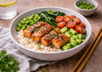 Poke bowl s lososom v teriyaki omáčke, ryžou a zeleninou